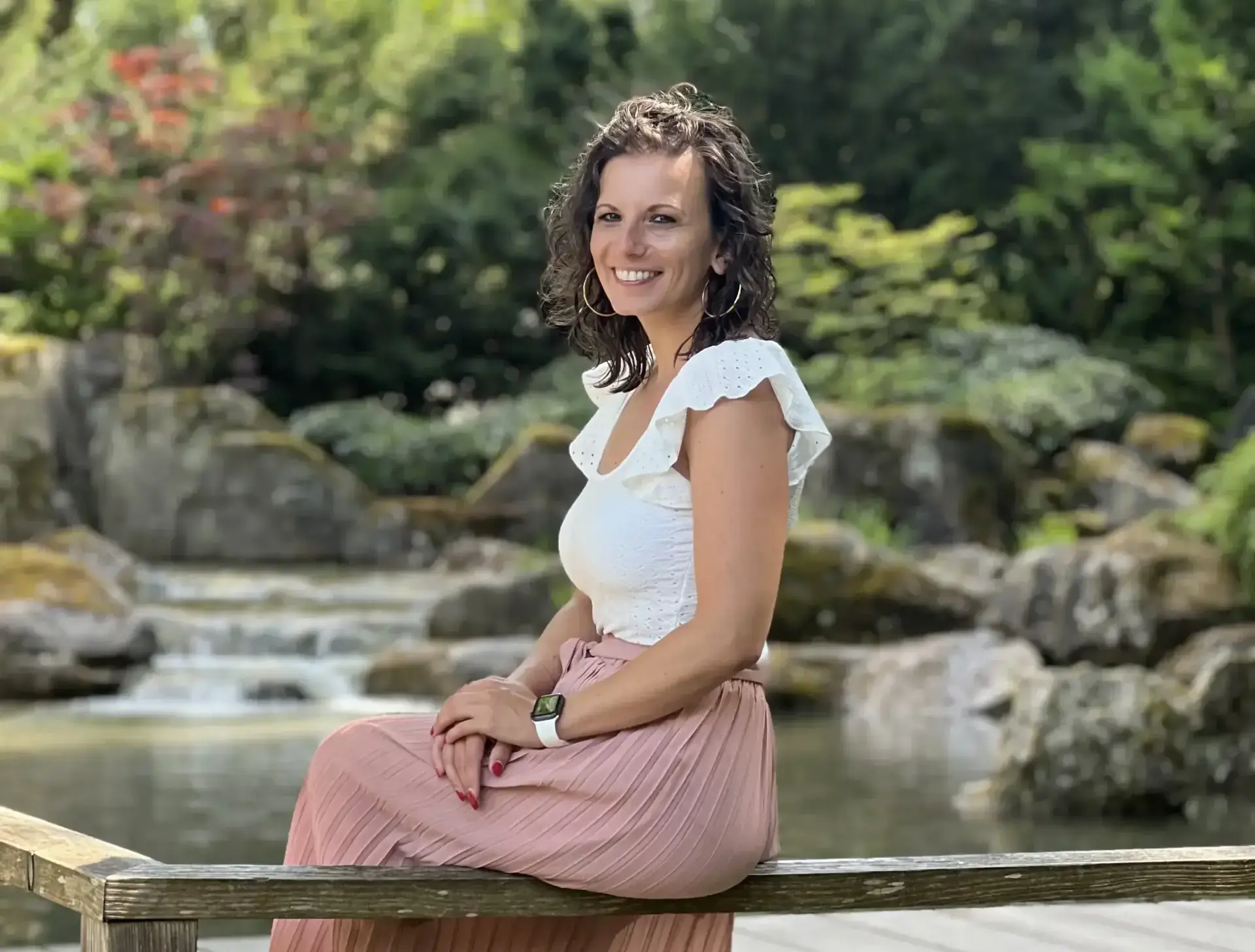 Elvira Nowak mit schöner Landschaft im Hintergrund