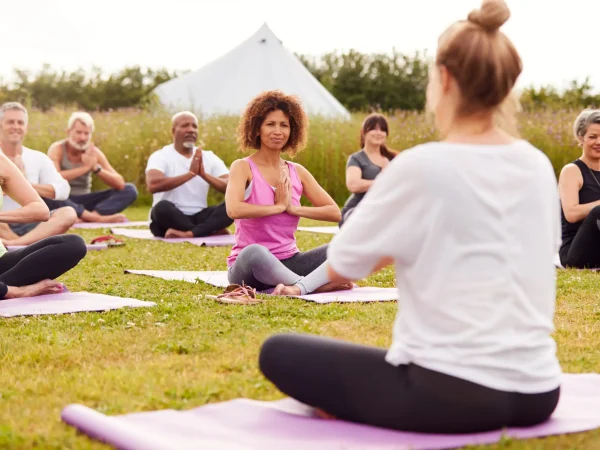 Frauen machen Yoga auf einer Wiese