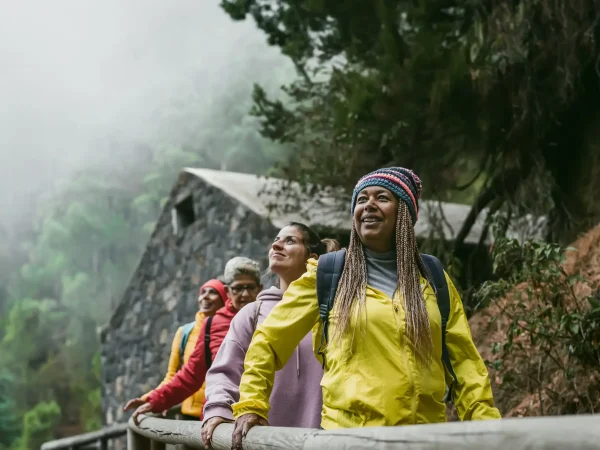 Frauen wandern durch den Wald