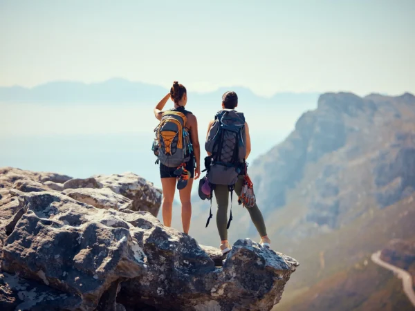 Frauen stehen auf einem Berg